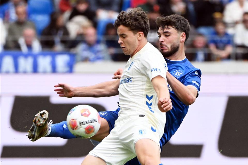 In der vergangenen Saison war Max Geschwill (l) an den 1. FC Magdeburg verliehen. Jetzt wechselt er aus Kiel nach Essen. (Archivbild)Uli Deck/dpa