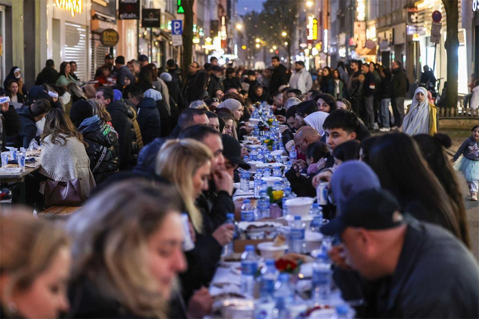 In der von türkischen Restaurants und Geschäften geprägten Keupstraße in Köln-Mülheim gibt es jedes Jahr ein großes Fastenbrechen, zu dem alle interessierten Bürgerinnen und Bürger eingeladen sind, ausdrücklich auch Nichtmuslime. (Archivbild)Oliver Berg/dpa