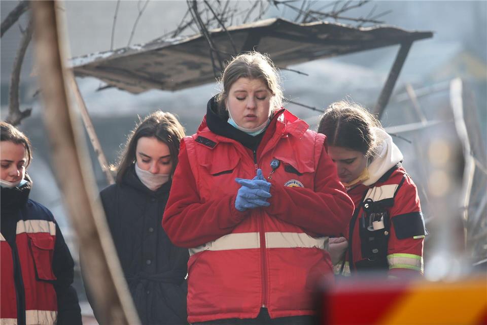 In der westukrainischen Stadt Ternopil wurde ein Wohnblock durch einen Marschflugkörper zerstört.Vlad Kravchuk/AP/dpa