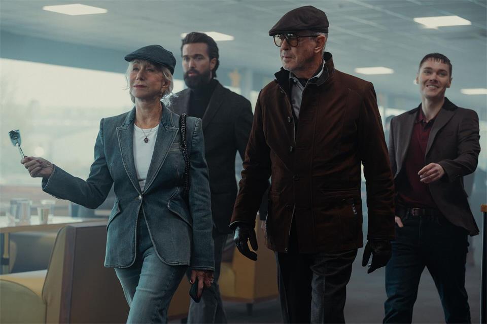 In der zweiten Staffel sind zu sehen: Helen Mirren als Maeve Harrigan, Emmett J Scanlan als Paul, Pierce Brosnan als Conrad Harrigan und Jack Archer als Fergus. Luke Varley/Paramount+/dpa