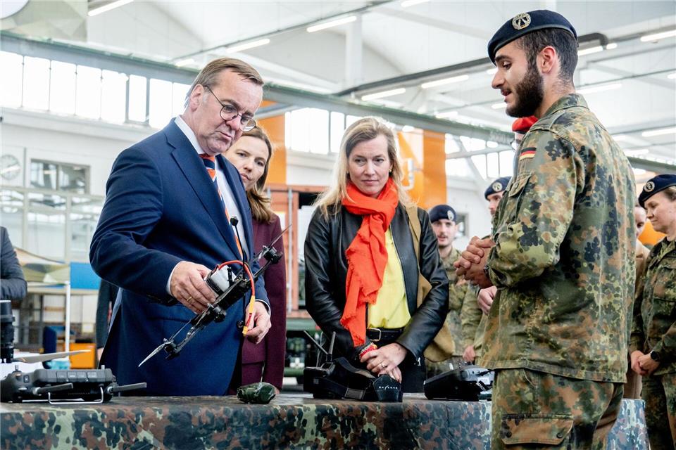 In die Drohnenabwehrfähigkeiten der Bundeswehr möchte Verteidigungsminister Boris Pistorius deutlich investieren. Hauke-Christian Dittrich/dpa