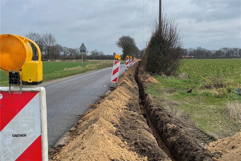 In die Grube wird das künftige Stromkabel verlegt. Dieses ersetzt die Freileitung, die später abgebaut wird. pd