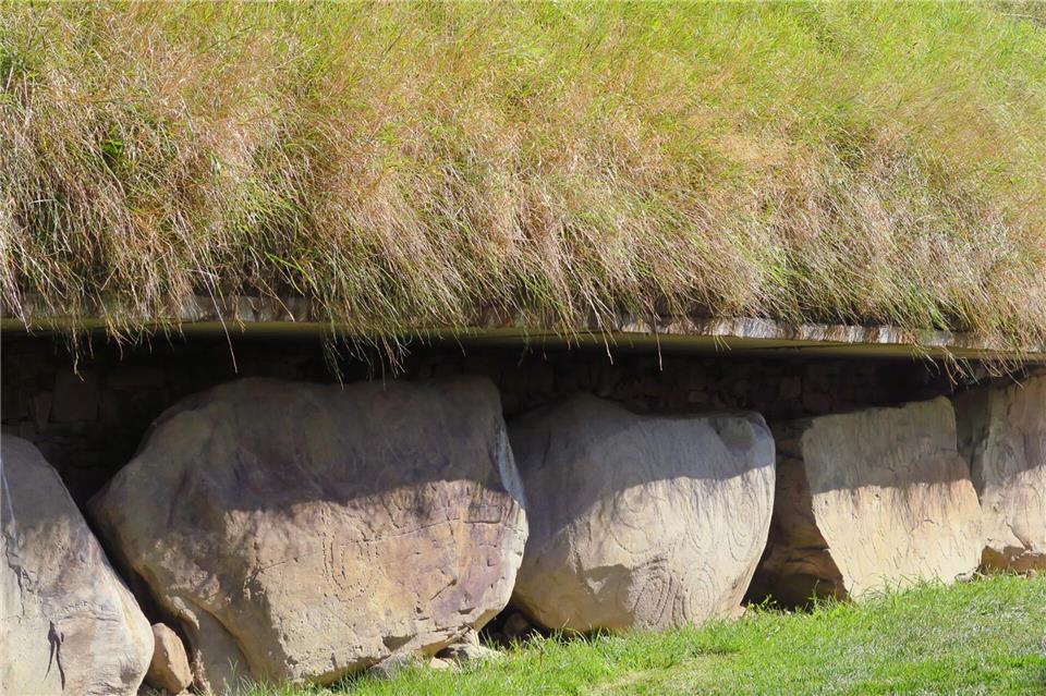 In die Sandsteine am Grabhügel sind Muster eingeritzt - sie sind Teil der Kultstätten Brú na Bóinne.Daniela David/dpa-tmn