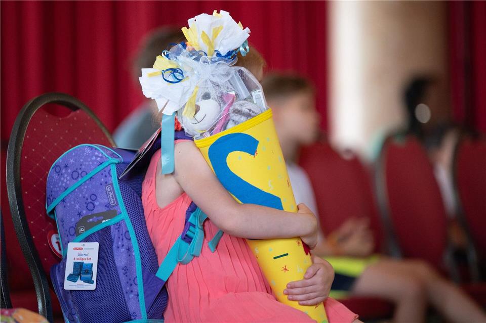 In die Schultüte gehören Süßigkeiten, klar. Aber es gibt auch andere kleine Geschenkideen, die Kindern lange Freude machen. picture alliance/dpa