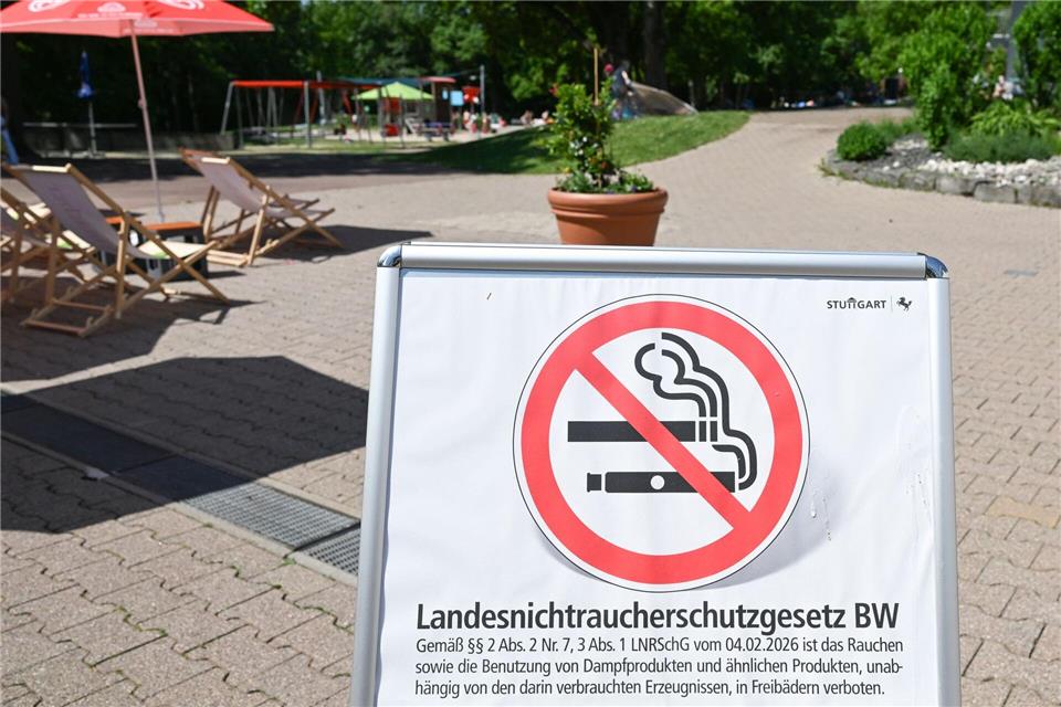 In diesem Freibad wird auf einem großen Plakat auf das Nichtraucherschutzgesetz hingewiesen.Bernd Weißbrod/dpa