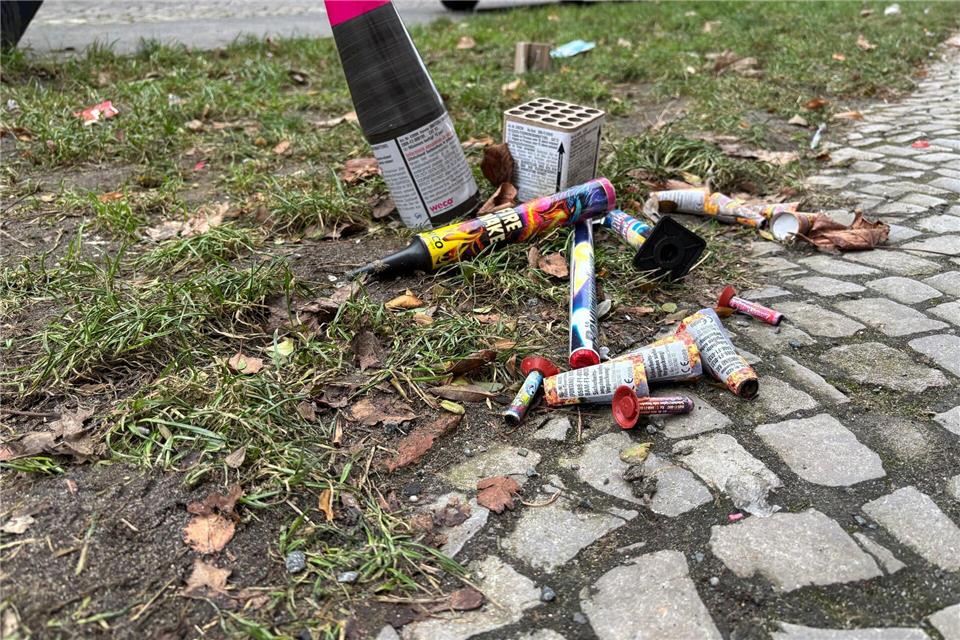 In diesem Jahr gab es nach Einschätzung von Polizei und Krankenhäusern weniger Verletzte durch Böller und Raketen in Brandenburg.Oliver von Riegen/-/dpa