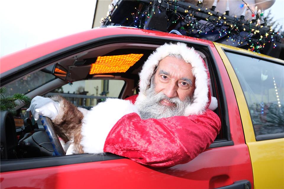 In diesem Jahr hat André Adelinia als Weihnachtsmann über 40 Kinder an 24 verschiedenen Orten zu bescheren. Sebastian Willnow/dpa