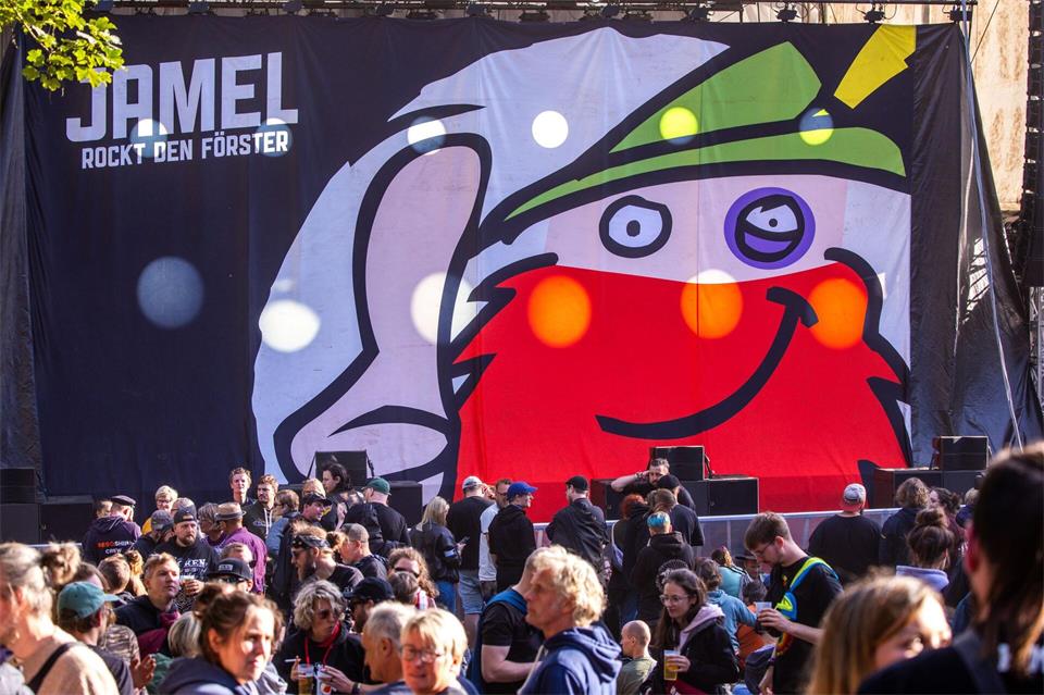 In diesem Jahr lässt das Wetter die Festival-Besucher zappeln - in der Vergangenheit war es aber auch schon sonnig. (Archivbild)Jens Büttner/dpa