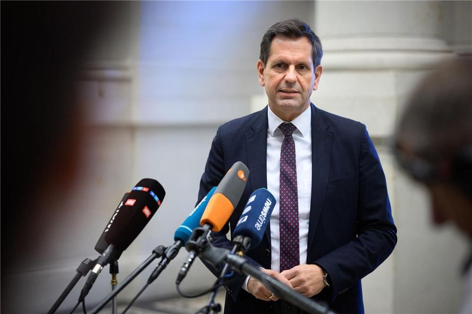 In diesem Jahr müsse die Wirtschaft wieder ins Zentrum politischer Debatten rücken, fordert Ministerpräsident Lies. (Archivbild)Bernd von Jutrczenka/dpa