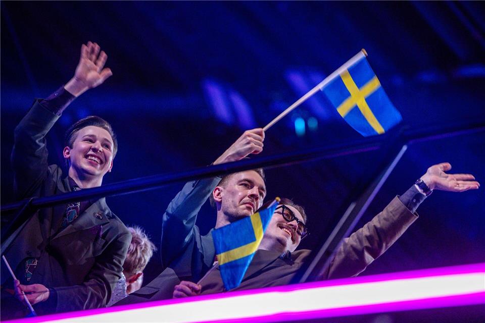 In diesem Jahr nur mit Zertifikat: Wer Fahnen bei den ESC-Shows in Wien schwenken möchte, muss neue Regeln beachten. (Archivbild) Jens Büttner/dpa