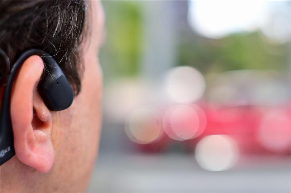 Mit Musik in Marathon: Berliner Lauf mit Premiere In diesem Jahr sind beim Berlin-Marathon erstmals Open-Ear-Kopfhörer für die Breitensportlerinnen und Breitensportler erlaubt. (Symbolbild)Sebastian Christoph Gollnow/dpa