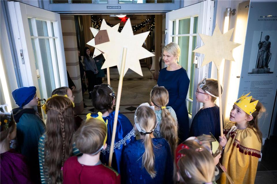 In diesem Jahr steht das Dreikönigssingen unter dem Motto „Schule statt Fabrik – Sternsingen gegen Kinderarbeit“.Philip Dulian/dpa