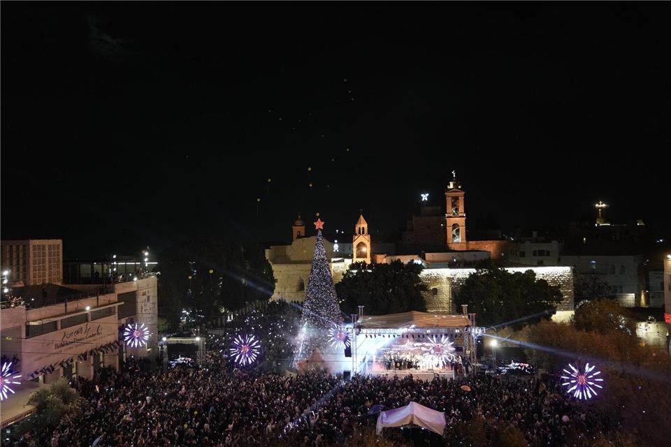 In diesem Jahr steht wieder ein Weihnachtsbaum auf dem Krippenplatz neben der Geburtskirche in der Stadt Bethlehem, die traditionell als Geburtsort von Jesus Christus gilt.Mahmoud Illean/AP/dpa