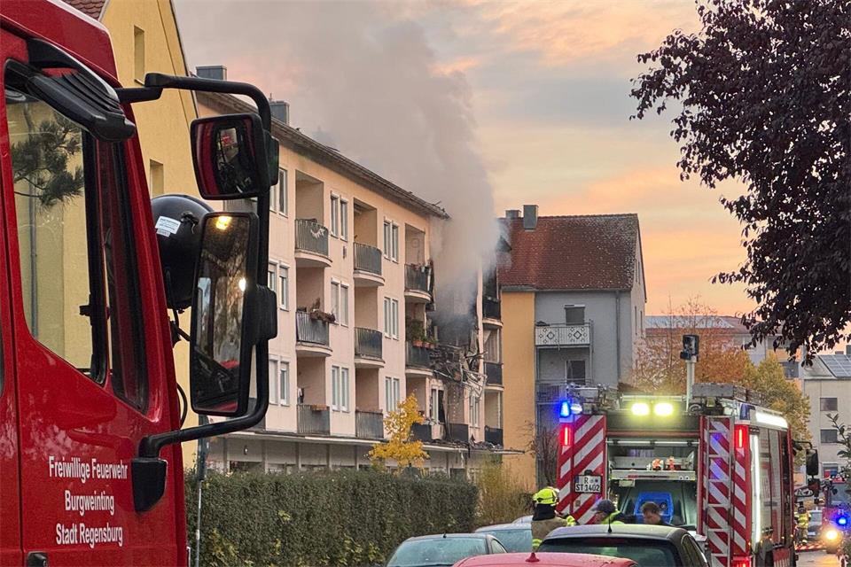 In diesem Mehrfamilienhaus kam es in der Nacht zum Mittwoch zu einer Explosion und einem Brand. Lars Haubner/NEWS5/dpa