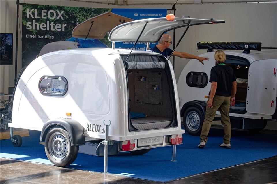 In diesem Mini-Campinganhänger können zwei Erwachsene schlafen. Henning Kaiser/dpa