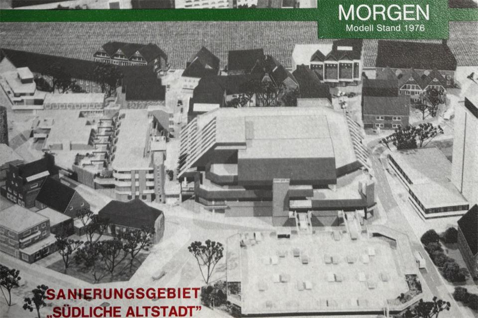 In diesem Modell von 1976, das in einer zeitgenössischen städtischen Infobroschüre abgedruckt ist, sticht der Vennehof mit Einkaufszentrum und Stadthalle hervor.