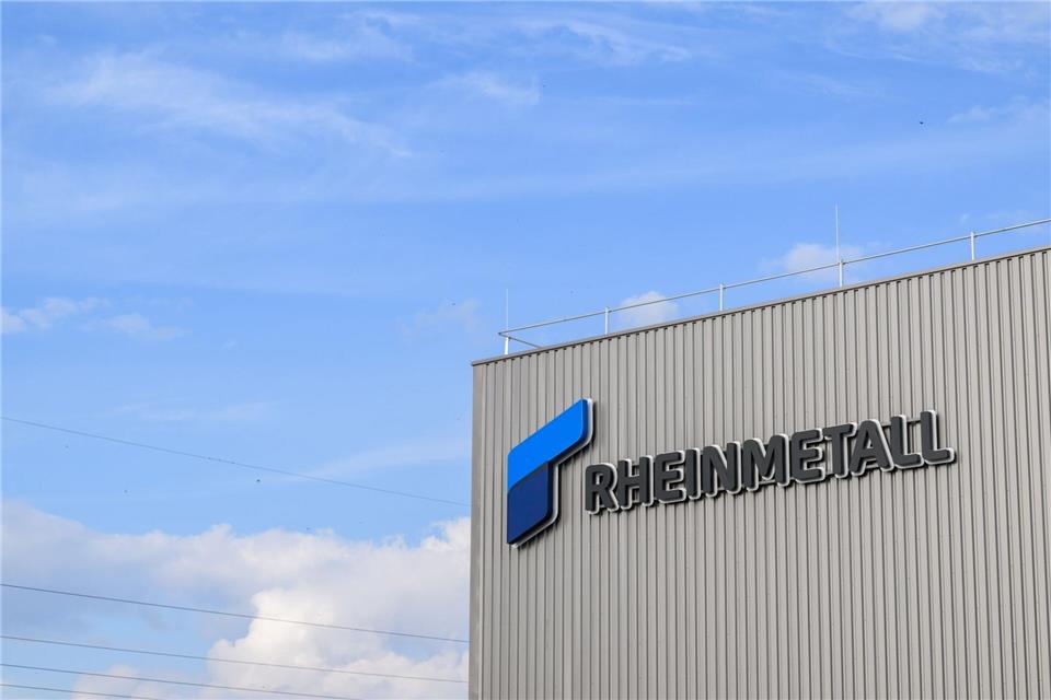 In diesem Rheinmetall-Werk im niedersächsischen Unterlüß werden Artilleriegranaten hergestellt, in Neuss hingegen soll es bald mit der Produktion von Aufklärungssatelliten losgehen.Julian Stratenschulte/dpa