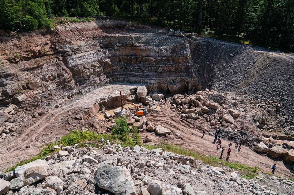 In diesem Steinbruch wurden 2021 die Funde gemacht, die nun ausgestellt werden. (Archivbild)Nicolas Armer/dpa