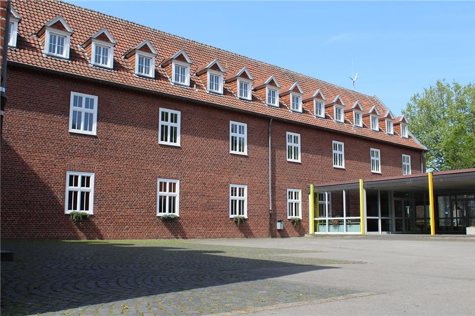 In diesem Teil des Schulhofs soll vor der Mensa ein Aufenthaltsbereich entstehen.