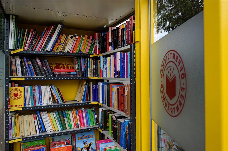 In diesem früheren Telefonhäuschen können Menschen in Dresden Bücher deponieren und mitnehmen. (Archivbild)Robert Michael/dpa-Zentralbild/ZB