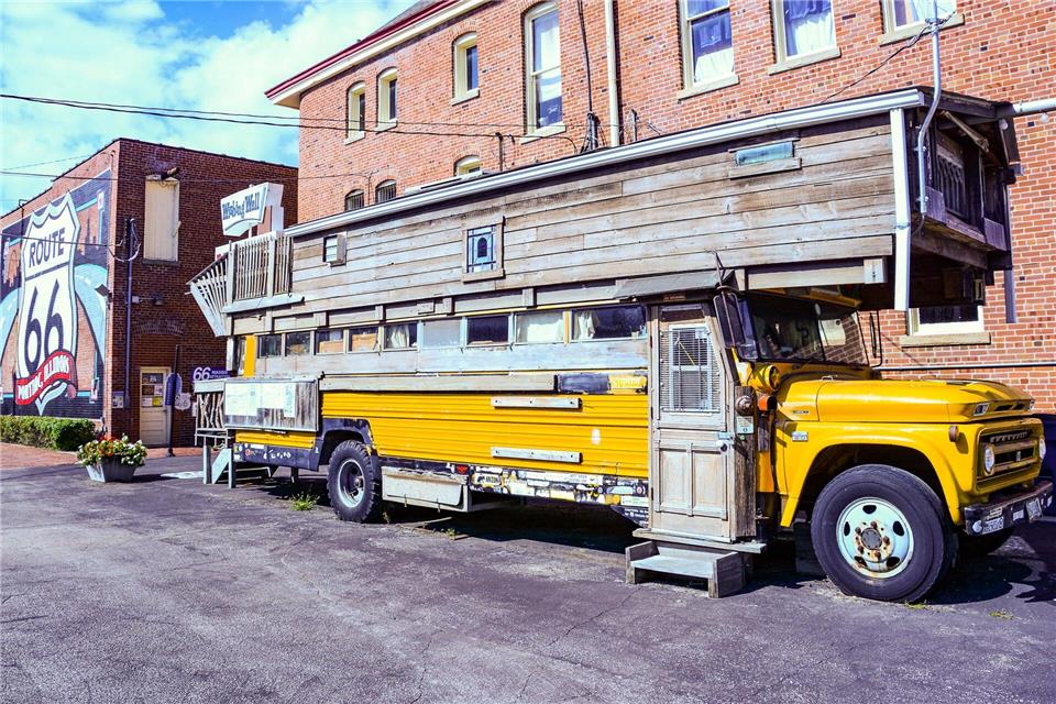 In diesem umgebauten Schulbus fuhr Bob Waldmire zigmal über die Route 66 - Road Yacht nannte er das Gefährt, also Straßenjacht.Ralf Johnen/dpa-tmn