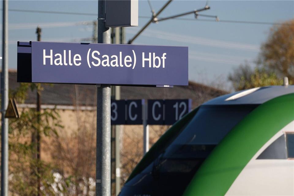 In diesem und im kommenden Jahr müssen sich Reisende zwischen Halle (Saale) und Kassel auf Behinderungen einstellen. (Archivbild) Sebastian Willnow/dpa