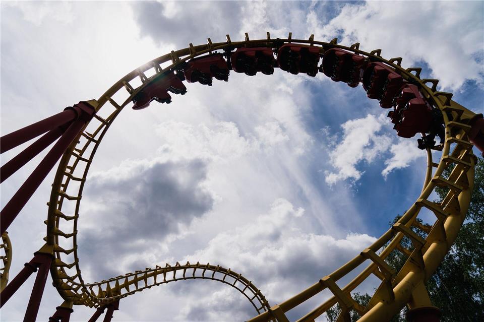 In diesen Tagen werden in den bayerischen Freizeitparks wieder die Achterbahnen in Betrieb genommen. (Archivbild)Nicolas Armer/dpa