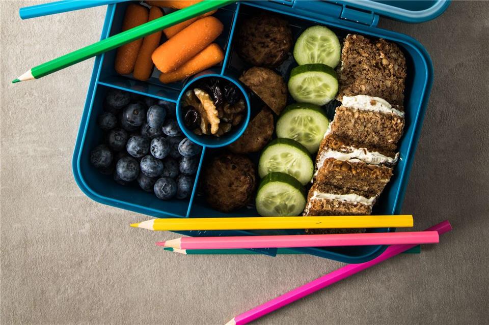 In dieser Box ist alles mundgerecht: belegte Brot-Würfel, Gurkenscheiben, vegane Fleischbällchen, Baby-Karotten, Blaubeeren und Walnüsse.picture alliance / dpa-tmn