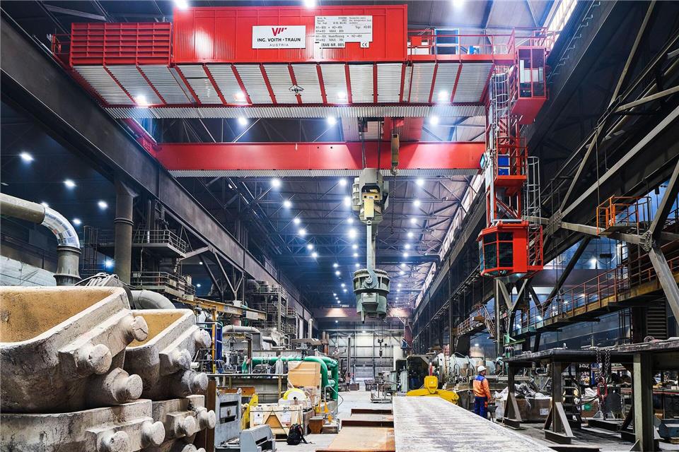 In dieser Industriehalle kam ein Mann bei einem Arbeitsunfall ums Leben. Die näheren Umstände werden untersucht.Wolfram Schroll/VDM Metals/dpa