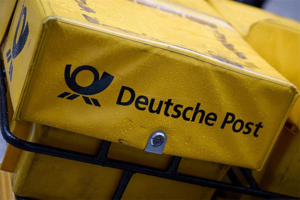 In dieser Post-Tasche ist eine große Menge an Briefen gelagert.Philip Dulian/dpa