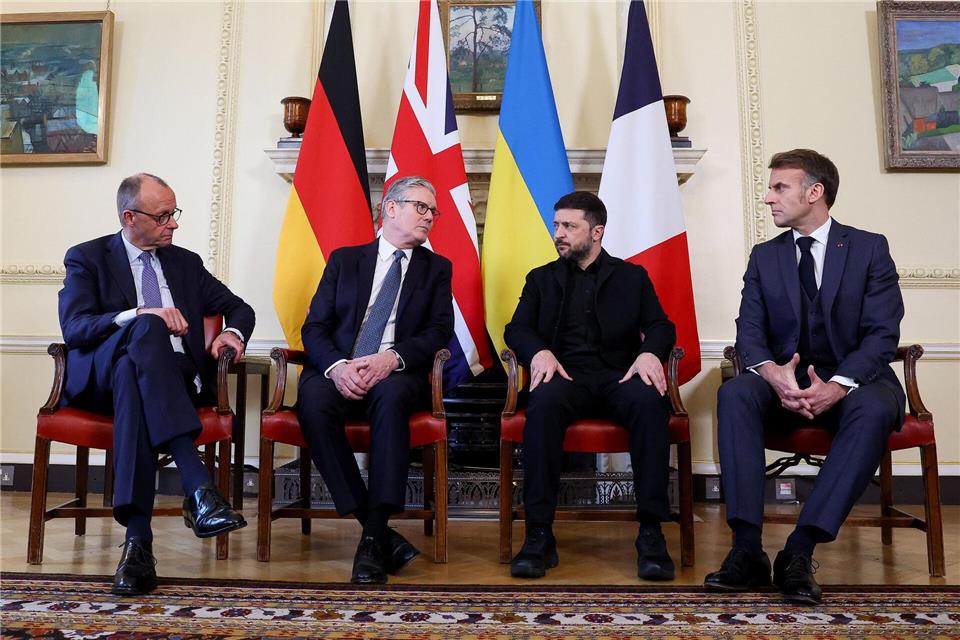 In dieser Runde werden oft wichtige Strategiefragen in der Ukraine-Politik besprochen: Bundeskanzler Merz (l-r), der britische Premier Starmer, der ukrainische Präsident Selenskyj und der französische Präsident Macron. (Archivbild)Toby Melville/Pool Reuters/AP/dpa