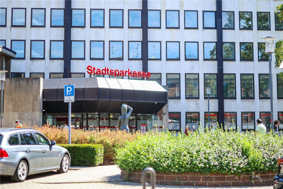 In dieser Sparkassenfiliale sollen Täter 29 Schließfächer aufgebrochen haben.Christoph Reichwein/dpa