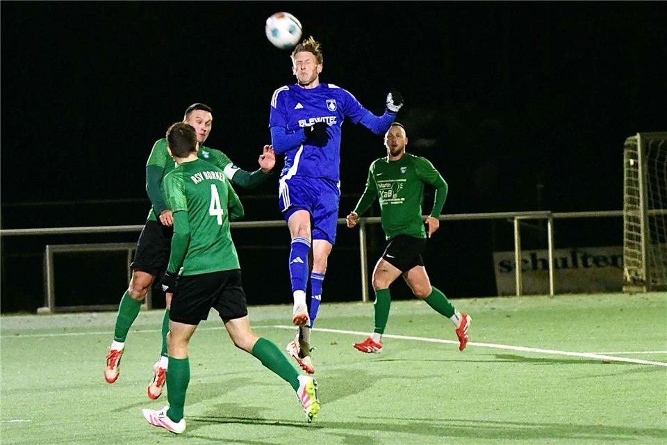 In dieser Szene Kopfballhoheit: Bastian Bone, später Torschütze zur 2:0-Führung des VfL Ramsdorf, gegen Oliver Dings (links) und Jonas Föcker (4); im Hintergrund Lukas Anschlag.Andresen
