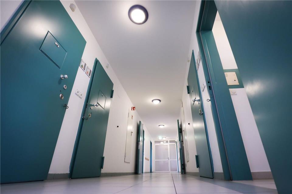 In dieser leeren Jugendarrestanstalt schieben derzeit 17 Beamtinnen und Beamte Dienst. (Archivbild) Christian Charisius/dpa