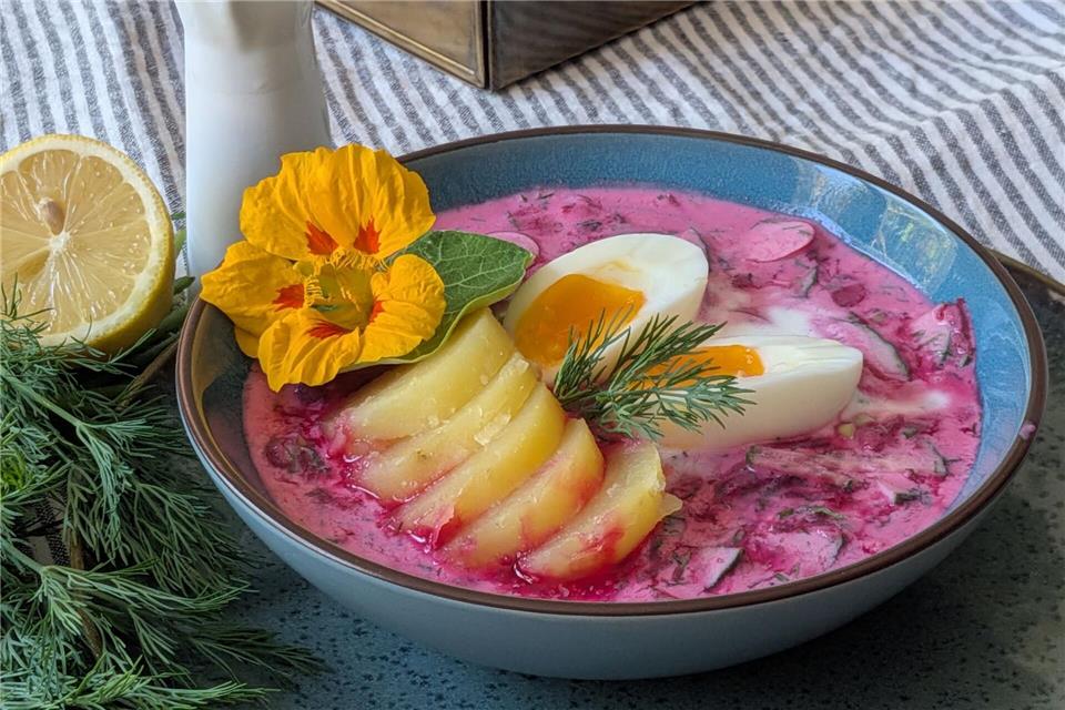 In dieses frische Pink kann man sich verknallen, oder? Die Rote-Bete-Suppe wird mit Kartoffelscheiben und halben Eiern getoppt. Doreen Hassek/hauptstadtkueche.blogspot.com/dpa-tmn