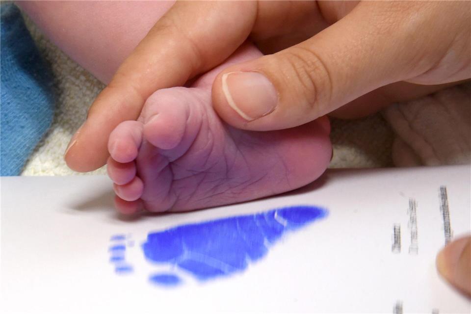 In drei Landkreisen Hessens gibt es aktuell keine Geburtsklinik. (Symbolbild)Waltraud Grubitzsch/dpa