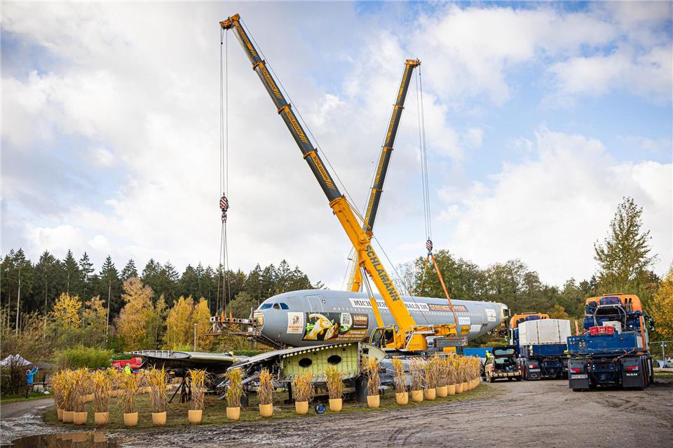 Letzte Landung: Ausgedienter Flieger wird zur Attraktion  In drei Nächten wurde der Flieger vom Flughafen Hannover-Langenhagen zum Serengeti-Park gefahren, wo er als Restaurant dienen soll.Moritz Frankenberg/dpa