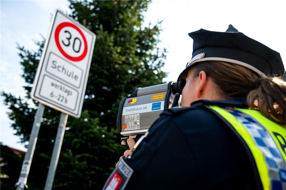 In drei Wochen wurden vor Kitas und Schulen mehr als 8.000 Autofahrerinnen und Autofahrer geblitzt, weil sie zu schnell unterwegs waren. (Symbolfoto)Daniel Bockwoldt/dpa