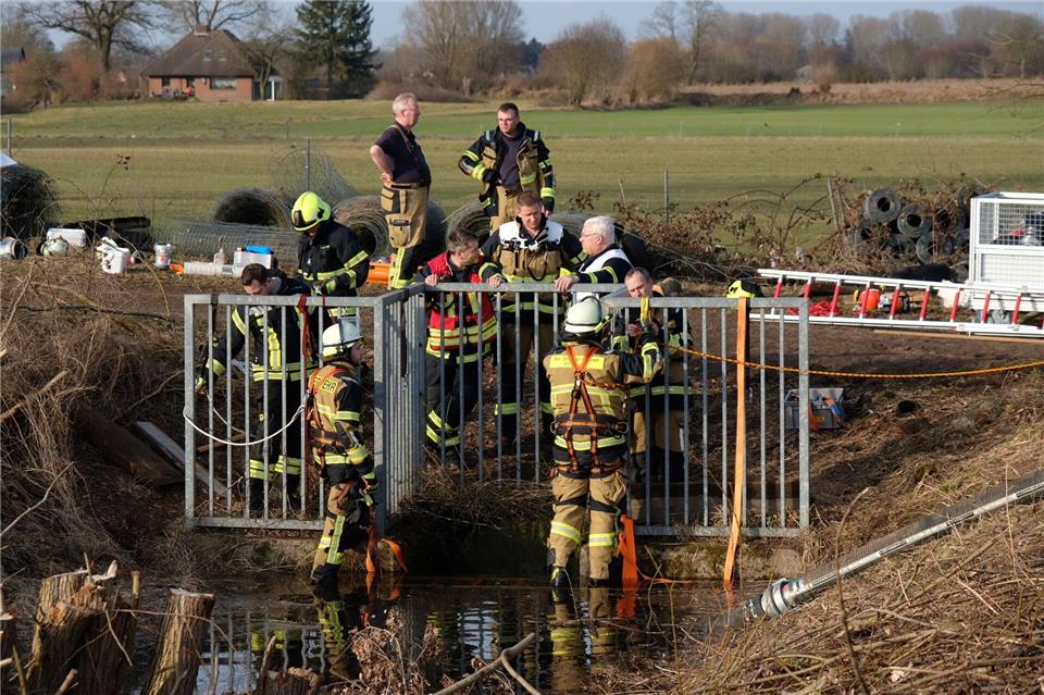 In einem Bachlauf bei Hammoor haben Einsatzkräfte einen Leichnam entdeckt.Carsten Neff/dpa