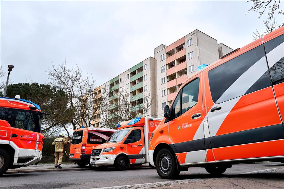 In einem Berliner Seniorenheim bricht Feuer aus, drei Menschen kommen ins Krankenhaus.Michael Ukas/dpa