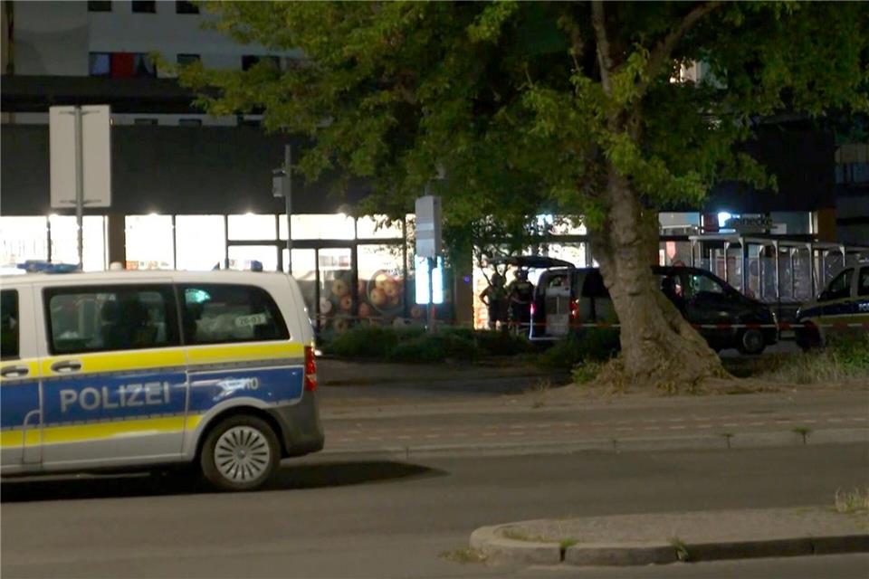 In einem Berliner Supermarkt läuft eine Geiselnahme. Marco Porzig/dpa