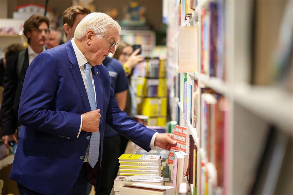 In einem Buchladen blieb genug Zeit für einen kleinen Bucheinkauf. Christoph Reichwein/dpa