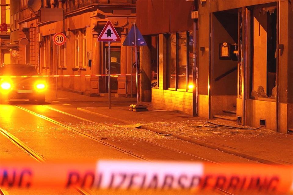 In einem Café im Mannheimer Stadtteil Neckarstadt hat es in den frühen Morgenstunden eine Explosion gegeben.Rene Priebe/dpa