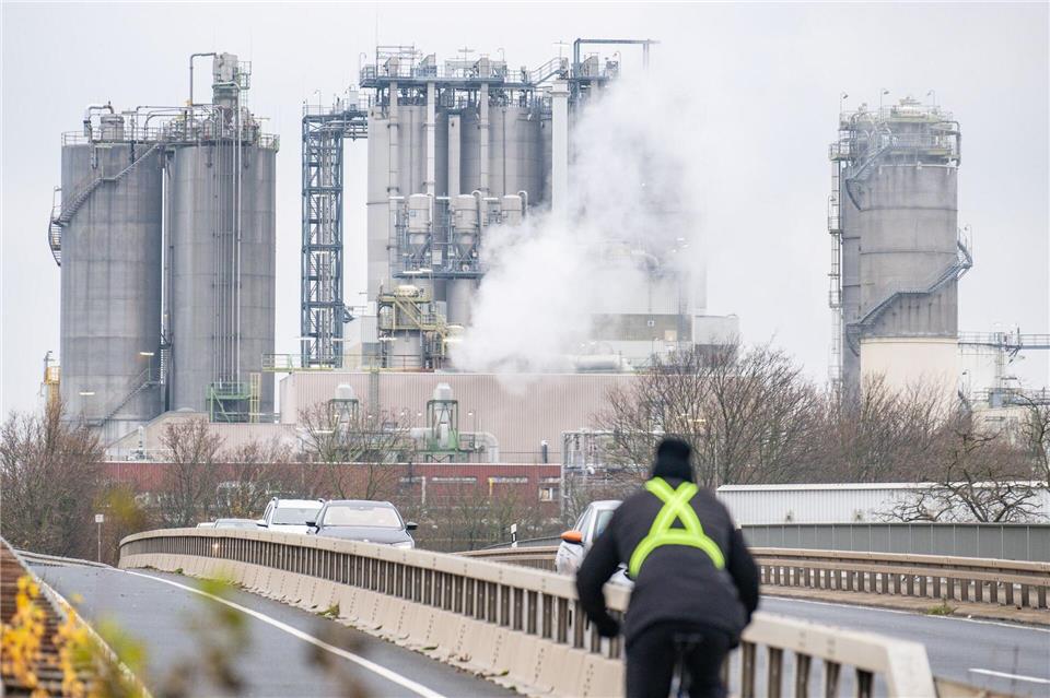 In einem Chemie- und Raffineriepakt NRW fordern das Land, Verbände und die Gewerkschaft IGBCE Maßnahmen zum Erhalt der Wettbewerbsfähigkeit vor allem energieintensiver Unternehmen. (Symbolbild)Benjamin Westhoff/dpa