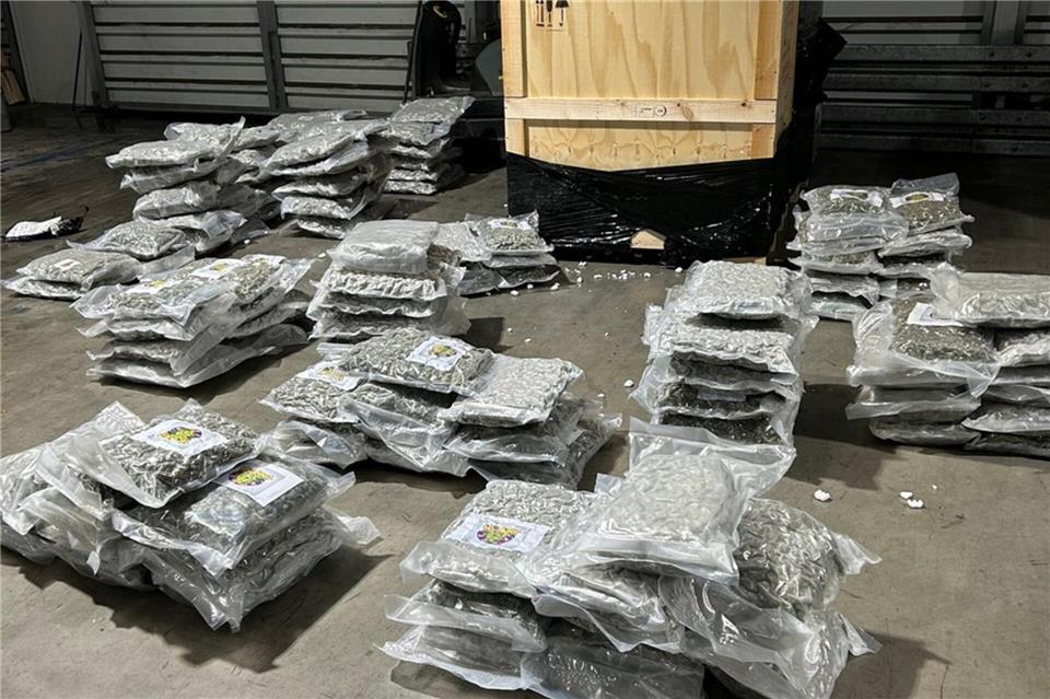 In einem Container voller Büromöbel stieß der Zoll auf Unmengen von Drogen. --/Zollfahndungsamt Essen/dpa