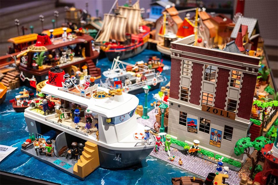 In einem Diorama wird die Geschichte der Auswanderung von Millionen von Menschen über Bremerhaven erzählt.  Sina Schuldt/dpa