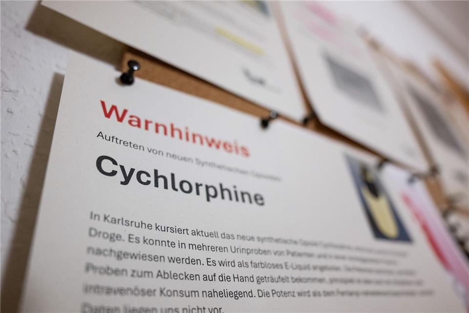 In einem Drogenkonsumraum wird vor Cychlorphine gewarnt. (Archivbild)Marijan Murat/dpa