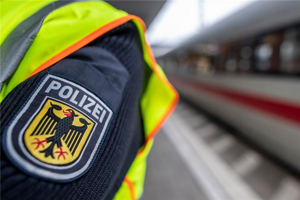 In einem Fernreisezug flog ein 46-Jähriger bei einer Grenzkontrolle der Bundespolizei auf. (Symbolbild)Patrick Seeger/dpa
