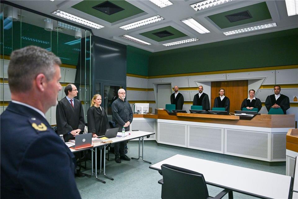 In einem Gerichtssaal stehen der Zeuge Stephan Katte (l), Direktor bei der Polizei Berlin, und der Kläger Wieland Hoban (4.v.l.).Jens Kalaene/dpa