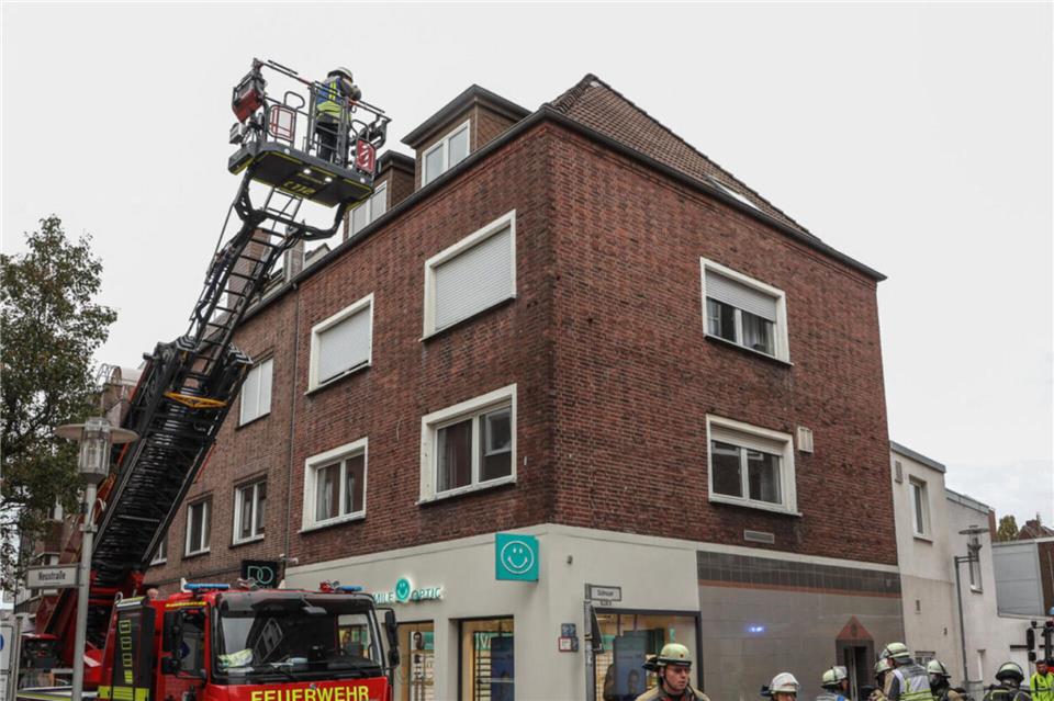 In einem Geschäftshaus hat es am Mittwochmittag gebrannt. Bei dem Brand ist ein Mann ums Leben gekommen.